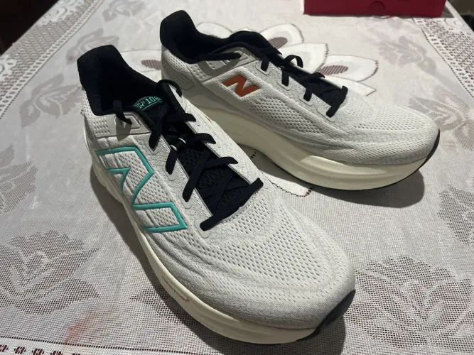 Tênis cinza cloro número 43 Fresh Foam 1080 por 750$