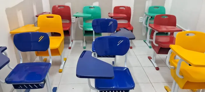 Carteira e cadeiras escolares em ótimo estado - ideal para cursos, escolas e treinamentos