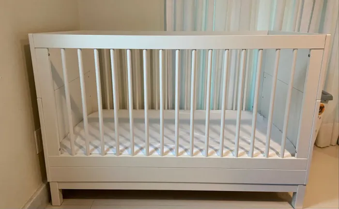Berço quater que vira cama + colchão 