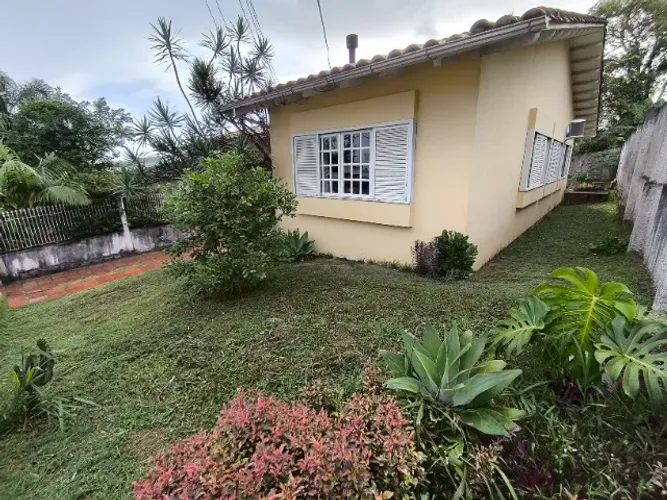 Casa 4 dorm lugar ALTO apenas 850m Colégio Marista Criciúma prop ACEITA apto até 350 mil
