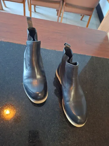 Bota em couro legítimo importada - Tamanho 42