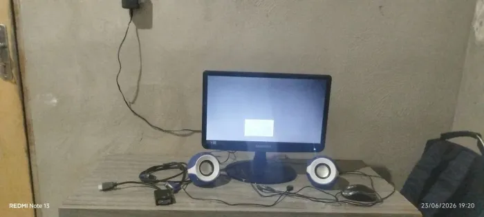 Kit com monitor, adptd HDMI,  caixinhas de son de Pc, e um mouse do ratinho.
