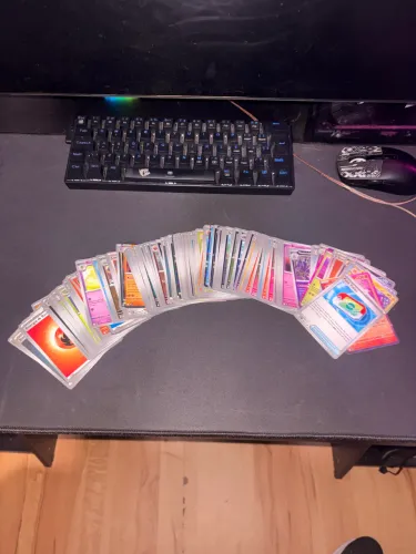 8 CARTAS RARAS+200 CARTAS COMUNS+MOEDA CHERIZARD