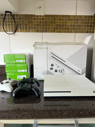 Xbox One S 1TB + 3 Controles + 2 Jogos Originais