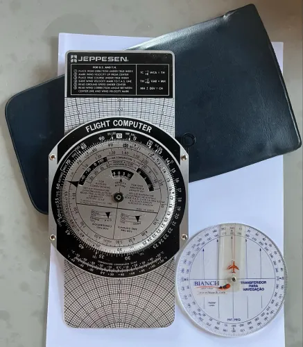 COMPUTADOR DE VOO JEPPESEN + TRANSFERIDOR
