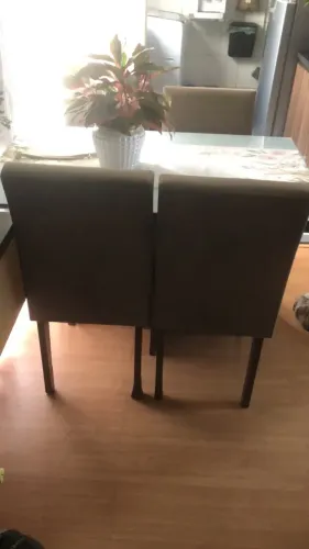 Mesa de jantar com 4 cadeiras