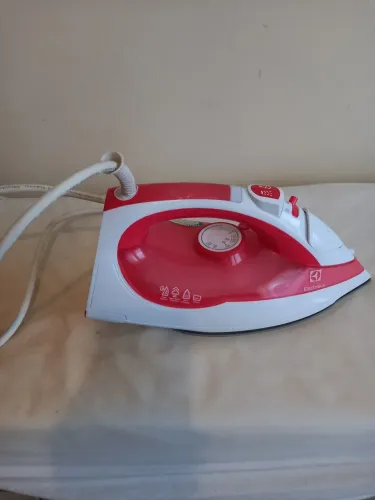 Ferro de passar roupas a vapor Eletrolux modelo SIV10  127v