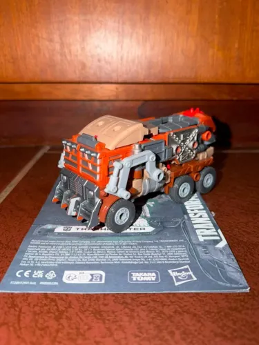 Transformers Legacy Evolution Class: Voyager Trashmaster
