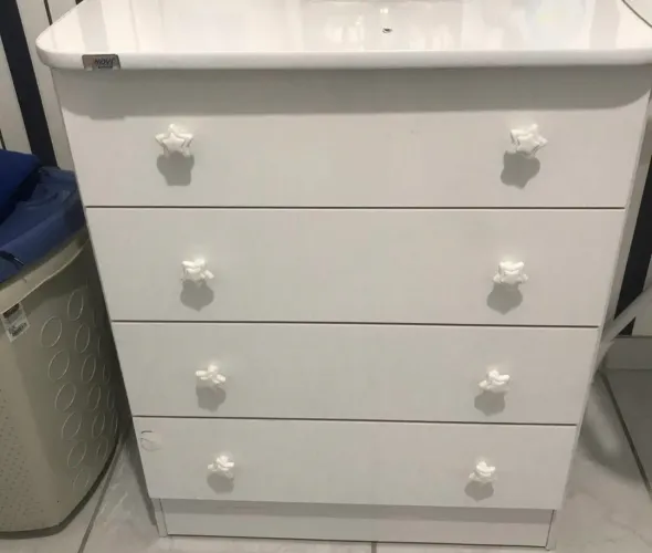 Berço com cômoda e mosquiteiro de parede 