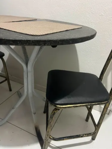 Mesa de mármore redonda com 4 cadeiras