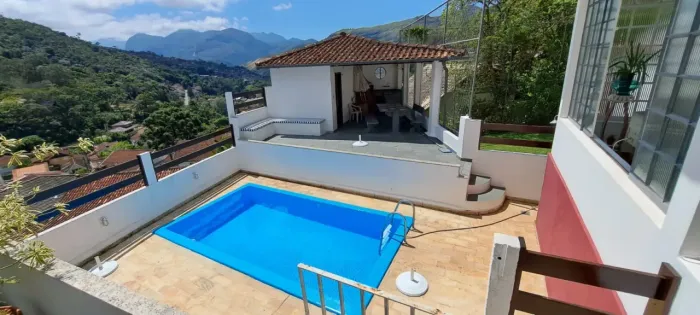 Casa para venda possui 375 metros quadrados com 4 quartos em Retiro - Petrópolis - Rio de