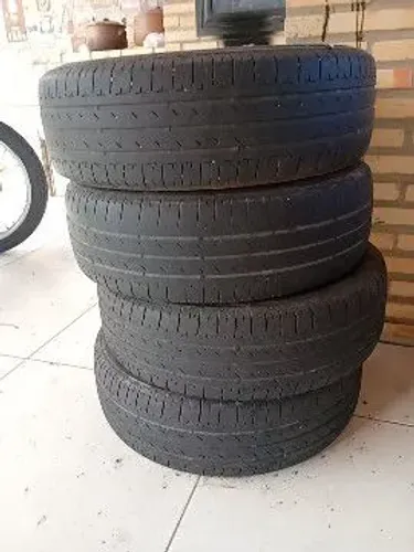 Vendo jogo de 4 pneu  aro 15 meia vida ótimo estado