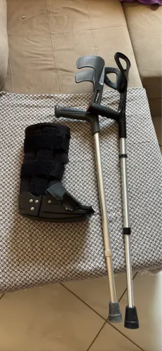 Muletas mais bota ortopédica