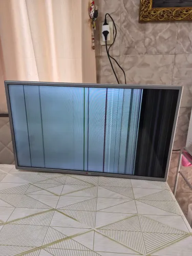 Smart tv LG 32LB580B defeito na tela