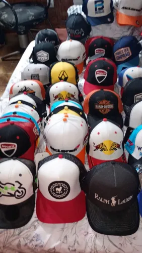 Vendo bonés novos qualquer 1 um por R$ 25 reais.Entrego