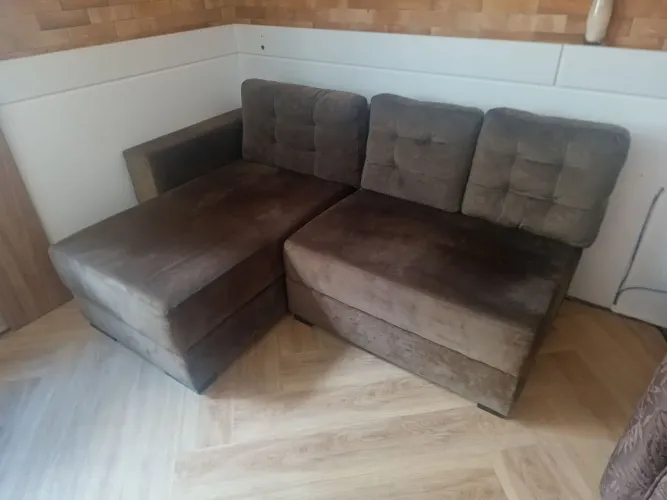 Sofá com Chaise Compacto Marrom Suede (Ideal para Apartamento)