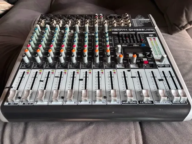 Mesa de Som Behringer Xenyx QX1222USB + Cabos | 12 Canais