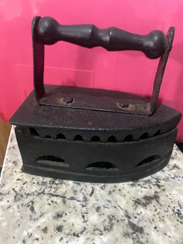 Antigo ferro à carvão