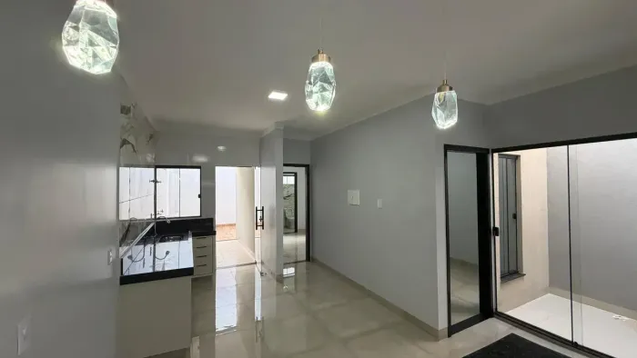 Casa à venda em Rio Verde com churrasqueira, armários embutidos, 3 quartos e acabamento mo