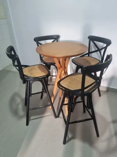 Vendo mesa com cadeiras
