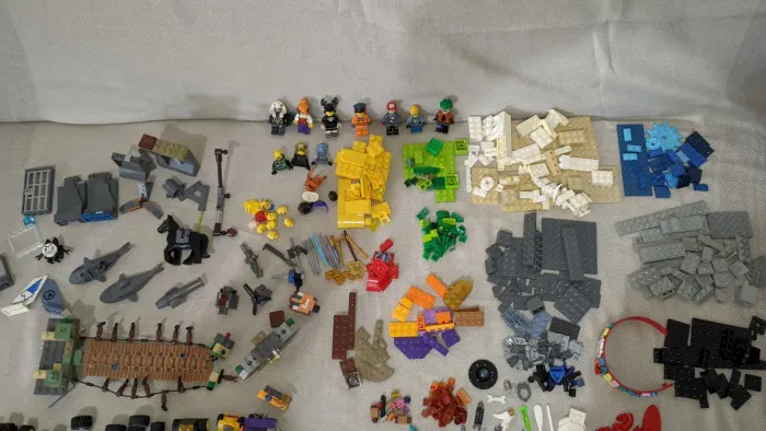 Lote peças LEGO Misto Ninjago - Minifiguras Raras, Peças Coloridas, Rodas e Acessórios