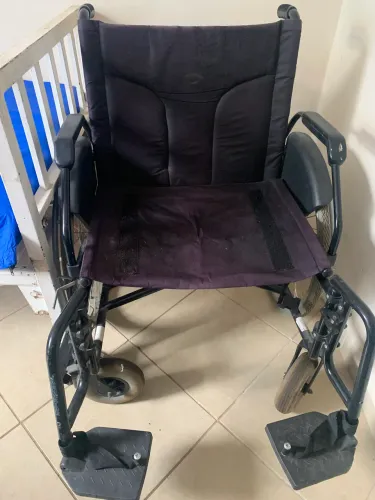 Cama hospitalar, cadeira de banho e cadeira de rodas
