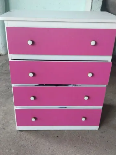 Vende se uma cômoda infantil