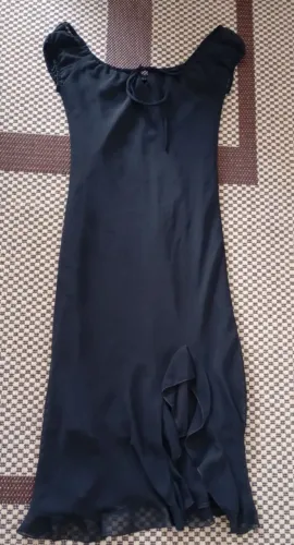 Vestido festa preto com forro ,fenda na lateral da perna veste 38/40 (novo)