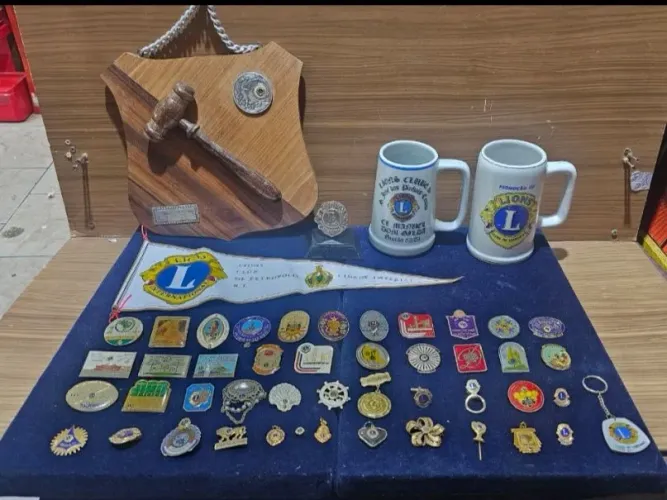 Coleção de Objetos e medalha do Lionn