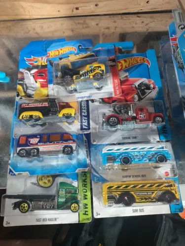 Lote 7 caminhoes/onibus Hotwheels