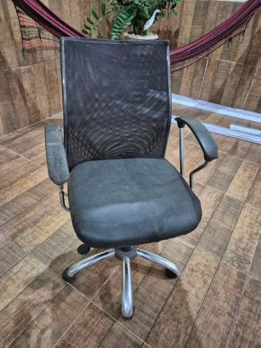 Cadeira de escritorio giratória