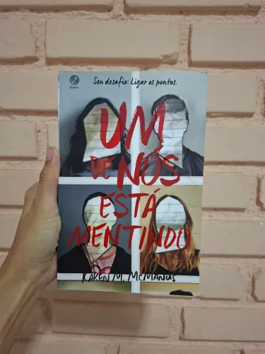 Um de Nós Está Mentindo - Karen M. McManus