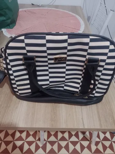 bolsa  preta  da marca Just Baby. 