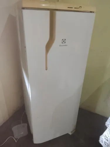 Vendo-se uma geladeira Eletrolux