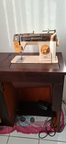 Vendo uma máquina de costura reta caseira