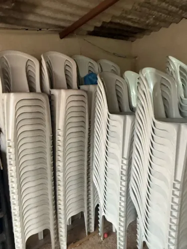 Vendo jogos de cadeiras pra alugar branco 47 jogos