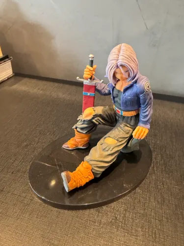 Estátua trunks dragon ball 