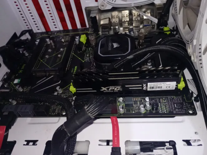 Kit xeon 2666 v3 / 16gb ram ddr4 /SSD HD Walter cooler+ Rx 580 branca com RGB. Chama ai