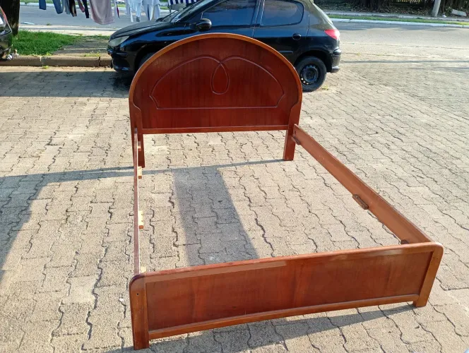 Cama e cabeceira em mogno