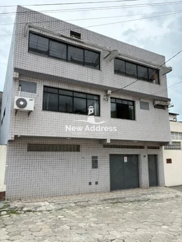 Invista em um imóvel com múltiplas possibilidades: prédio com 3 pavimentos e grande potenc
