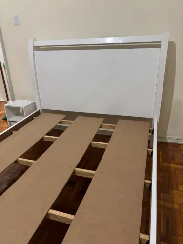 Cama casal branca + 2 mesinhas de brinde