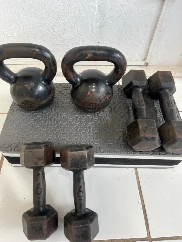 Halteres (6kg e 8kg) / Kettlebell 12kg