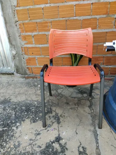 Cadeira vermelha usada