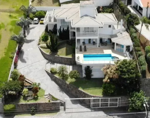 Casa de condomínio para venda possui 550 metros quadrados com 5 quartos