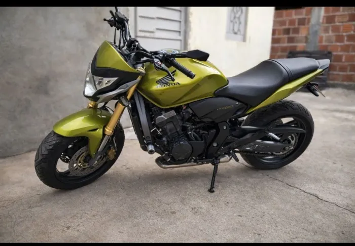 Cb Hornet 600f vende-se ou troca  valor 42000 chama no  ZAP *06