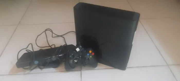 Xbox 360 Super Slim + Kinect + 1 Controle