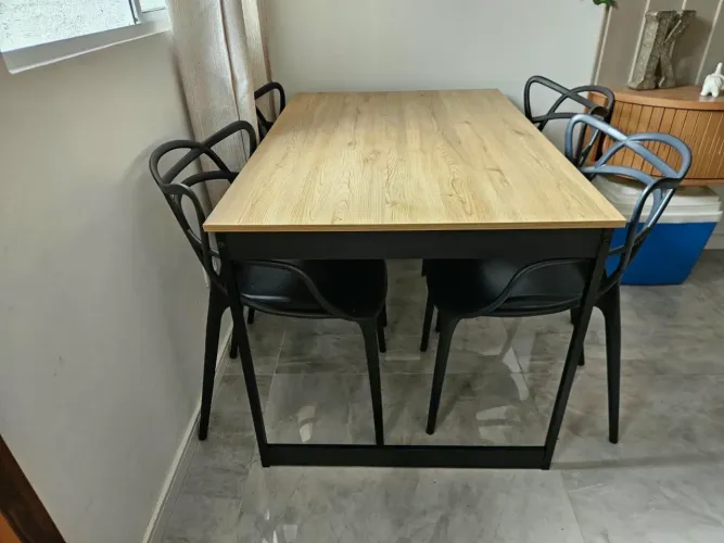 Vendo mesa 4 cadeiras