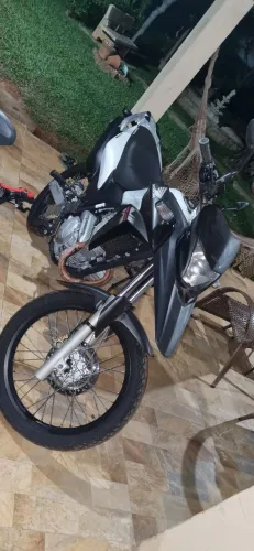 Xre 300 branca 2015