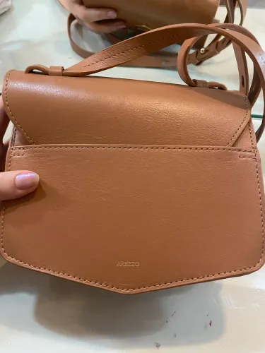 Bolsa Arezzo Original Transversal Caramelo com Fecho Dourado - Pequena Elegante