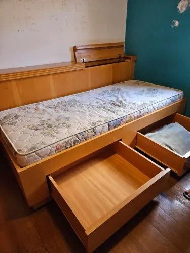 Conjunto cama de solteiro de madeira com duas gavetas e cabeceira lateral